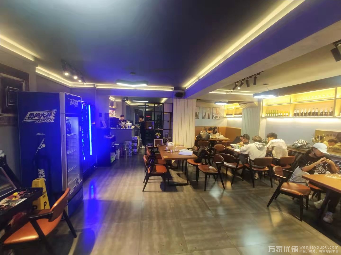 东城天下商业街临街海鲜烧烤店转让，附近多所大学 