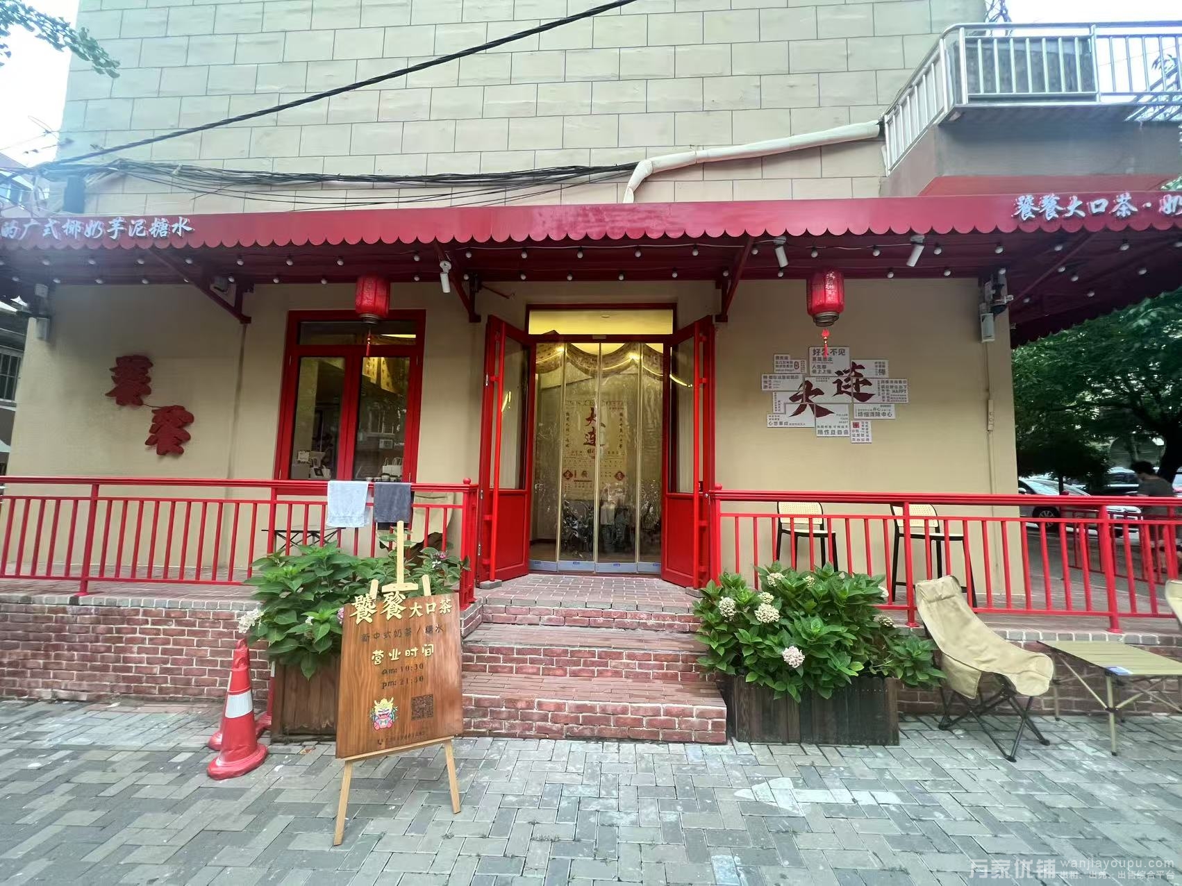 营业中甜品饮品店转让，设备齐全