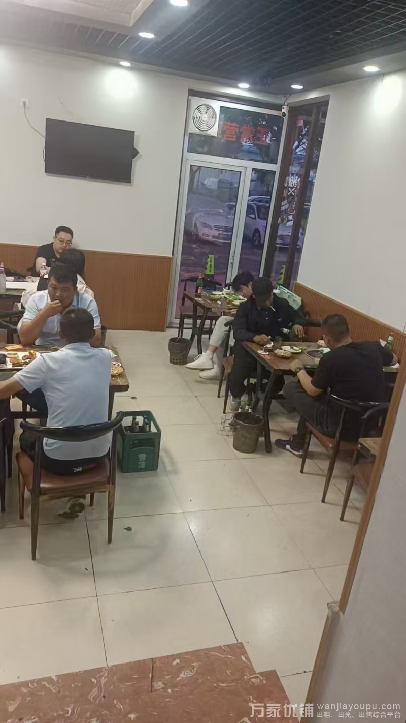 开发区九龙汇临街烧烤店转让，商圈成熟，客源稳定