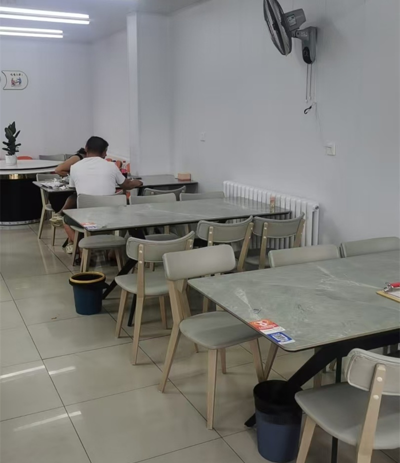 营业中烧烤店转让，门口宽敞，可外摆多张桌椅 