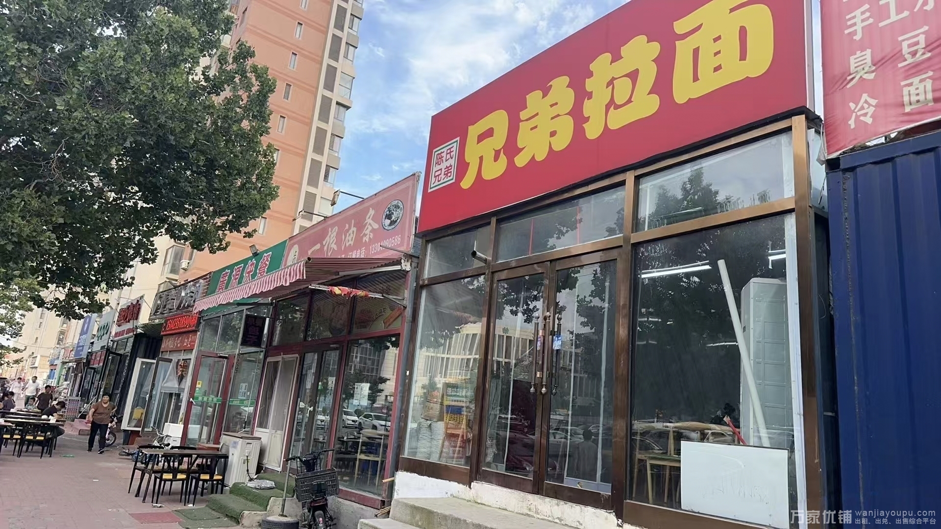 城润万家临街商铺出租，门口公交客流大，格局好