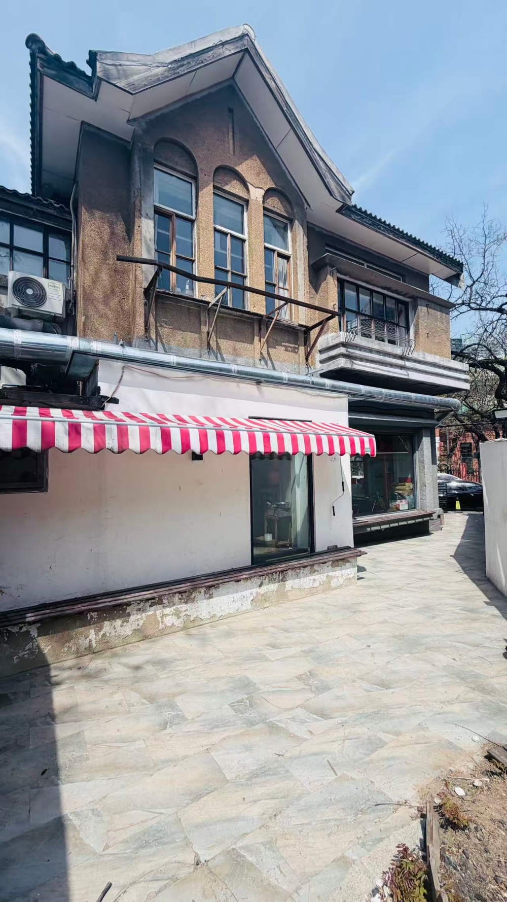 西岗实验小学门口，独门独院商铺出租。房主直租 