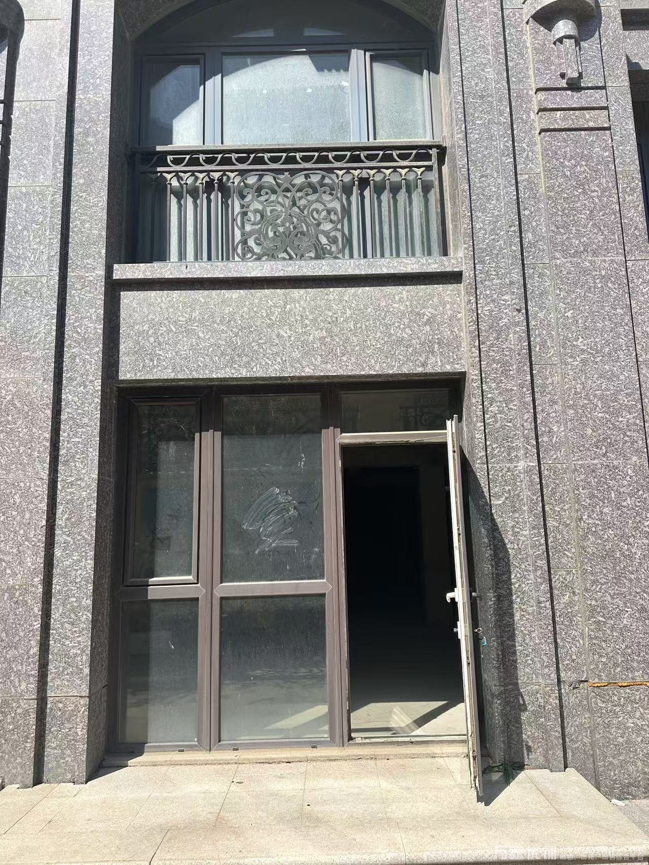 甘井子机场附近临街旺铺出租 带大院